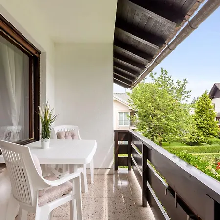 アパート Svetina